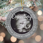 Ornamento De Cerâmica 2 Foto Bebê Ultrassom Novos Pais Faux Cinza Madeir<br><div class="desc">Celebre o presente de precioso do seu mais novo membro da família com um ornamento cerâmico com na moda e duas fotos. A design neutra em termos de gênero é adequada para um novo menino ou menina. Palavras e imagens neste modelo são simples de personalizar, e podem ser diferentes ou...</div>