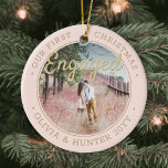 Ornamento De Cerâmica 2 Foto: Nosso primeiro Natal Envolvido Blush e Dou<br><div class="desc">Celebre o alegre feriado de 1rua do seu noivado com uma foto personalizada de 2 "Nosso Primeiro Natal Engajado", ornamento cerâmico redondo. Todo texto e imagens neste modelo são simples de personalizar e podem ser diferentes ou iguais em frente e atrás. (DICAS DE IMAGEM e DESIGN DE TEXTO: 1) Para...</div>