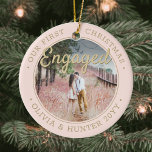 Ornamento De Cerâmica 2 Foto: Nosso primeiro Natal Envolvido Blush e Dou<br><div class="desc">Celebre o alegre feriado de 1rua do seu noivado com uma foto personalizada de 2 "Nosso Primeiro Natal Engajado", ornamento cerâmico redondo. Todo texto e imagens neste modelo são simples de personalizar e podem ser diferentes ou iguais em frente e atrás. (DICAS DE IMAGEM e DESIGN DE TEXTO: 1) Para...</div>