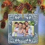 Ornamento De Cerâmica 2 Fotos Família Winter Greenery Blue Christmas<br><div class="desc">Este Enfeites de natal azul empoeirado escuro mostra uma elegante ilustração verde branca de inverno que enquadra as fotos. O design oferece espaço para duas fotos,  uma na frente e outra atrás. Personalize este adorável ornamento de manutenção com seu nome de família e o ano.</div>
