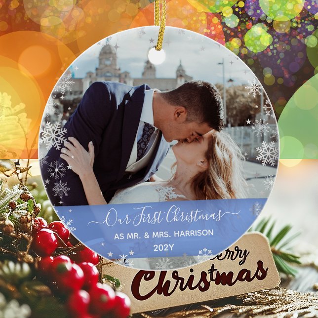 Ornamento De Cerâmica 2 Fotos (Vert+H) 1rua Natal Sr Sra. Snowflakes (Our First Christmas as Mr. & Mrs. Elegant Modern Calligraphy Personalized Names 2 Photos Snowflakes)