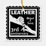 Ornamento De Cerâmica 3º aniversário do casamento com as mãos tradiciona<br><div class="desc">Se quiser ajuda para personalizar este design, use o botão Perguntar a este designer, logo abaixo deste texto. Esta design tem uma ilustração de um casal casado de mãos dadas, em preto e branco. A mão da mulher tem uma aliança de casamento. O texto lê couro do timer do 3º...</div>