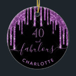 Ornamento De Cerâmica 40 Fabuloso aniversariante roxo preto<br><div class="desc">Uma moda e glamourosa enfeite de aniversário de 40 anos. Um fundo preto clássico, decorado com púrpura escura, púrpura, pingos de brilho, pintura pingando. Com o texto: 40 e fabuloso. Personalize e adicione um nome. Texto cor púrpura. A palavra Fabuloso é escrita com um moderno estilo escrito à mão com...</div>