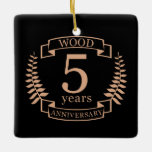Ornamento De Cerâmica 5 anos de aniversário de casamento da madeira<br><div class="desc">Uma design para celebrar 5 anos de casamento. Este design tem um design de louros colorido (madeira) em tom de bronzeado sobre um fundo preto. A madeira é o presente tradicional para esta ocasião. No texto lê-se Wood 5 anos de aniversário. Uma design romântica para comemorar seu 5 ano de...</div>