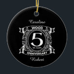 Ornamento De Cerâmica 5 de aniversário de casamento crista angustiada<br><div class="desc">Uma design para comemorar seu quinto ano de casamento. Esta primeira design de aniversário de casamento tem uma crista branca angustiada, com a madeira de texto, 5 anos, aniversário. Se você quiser alguma ajuda para personalizar este design, por favor, entre em contato comigo, eles podem pedir a este botão do...</div>