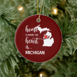 Ornamento De Cerâmica A casa de Michigan é onde está o coração<br><div class="desc">A casa de Michigan é onde está o coração - em letras mistas e letras brancas maiúsculas com a silhueta dos limites do estado e um coração vermelho. Colocado em vermelho de Natal. Personalize um lado com o seu nome ou mensagem na fonte do script branco.</div>