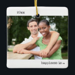 Ornamento De Cerâmica A felicidade de duas fotos está sendo engajada de<br><div class="desc">Um ornamento minimalista com suas fotos personalizadas e a tipografia moderna do estilo de máquina de escrever. O design é de dois lados e o modelo está pronto para que você adicione fotos de tamanho de cheio à parte frontal e traseira. O ano e a formulação são totalmente editáveis -...</div>