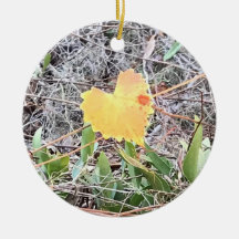 A folha grande do coração com ponto vermelho