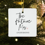 Ornamento De Cerâmica A futura Sra. e o seu nome | Presente de Beleza Mo<br><div class="desc">Apresentando "A futura Sra. e seu nome", o moderno dom da beleza set de Zazzle Comemora a alegria ocasião da futura Sra. com um presente de beleza moderno de Zazzle que combina luxo, personalização e estilo. Este conjunto exclusivo de presentes foi projetado para fazer com que ela se sinta realmente...</div>