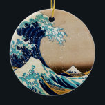Ornamento De Cerâmica A grande onda pelo japonês do vintage de Hokusai<br><div class="desc">A grande onda fora de Kanagawa (神奈川沖浪裏) é um impressão do woodblock do ukiyo-e do vintage pelo artista japonês Katsushika Hokusai,  feito algum dia entre 1829 e 1832 - primeiramente na série das trinta e seis vistas de Monte Fuji.</div>