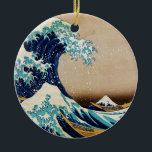 Ornamento De Cerâmica A grande onda pelo japonês do vintage de Hokusai<br><div class="desc">A grande onda fora de Kanagawa (神奈川沖浪裏) é um impressão do woodblock do ukiyo-e do vintage pelo artista japonês Katsushika Hokusai,  feito algum dia entre 1829 e 1832 - primeiramente na série das trinta e seis vistas de Monte Fuji.</div>