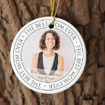 Ornamento De Cerâmica A melhor mãe já moderna foto clássica<br><div class="desc">Este design simples e clássico é composto por tipografia serif e adiciona uma foto personalizada. "A Melhor Mãe de Todos" circula a foto de sua mãe,  mãe,  mãe,  mãe etc.</div>