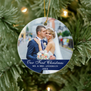 Ornamento De Cerâmica A nossa primeira foto de casamento de Natal azul