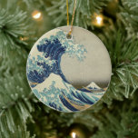 Ornamento De Cerâmica A onda de Excelentes do Monte Fuji, em Kanagawa, J<br><div class="desc">O famoso Excelente Wave de Kanagawa faz parte das Trinta e Seis Vistas de Katsushika Hokusai da série de impressões de bloco de madeira do Monte Fuji criadas entre 1826 e 1833.</div>