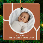 Ornamento De Cerâmica A primeira foto de Natal do Baby Boy Terracotta<br><div class="desc">Este simples Ornamento Fotográfico de Primeiro Natal do Baby Boy é decorado com a palavra JOY em um fundo de terracota. Facilmente personalizável com sua foto,  nome e ano.</div>