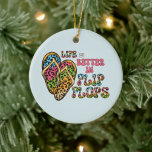 Ornamento De Cerâmica A vida é melhor em Chinelos - Víblias de Verão<br><div class="desc">Um ornamento lúdico com um par colorido de flip-flops com a frase bonita "A vida é melhor em Chinelos." Esta trabalho de arte alegre captura o espírito descuidado do verão, férias na praia e vida costeira. Presente ideal para amantes de praia, viajantes, surfistas, salgueiros, e qualquer um que viva por...</div>