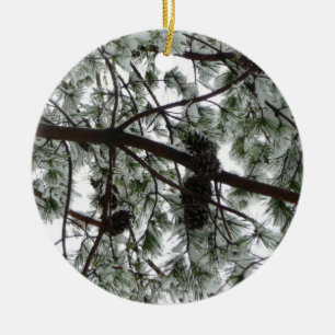 Ornamento De Cerâmica Abaixo da neve coberta pela árvore de pinheiro Fot