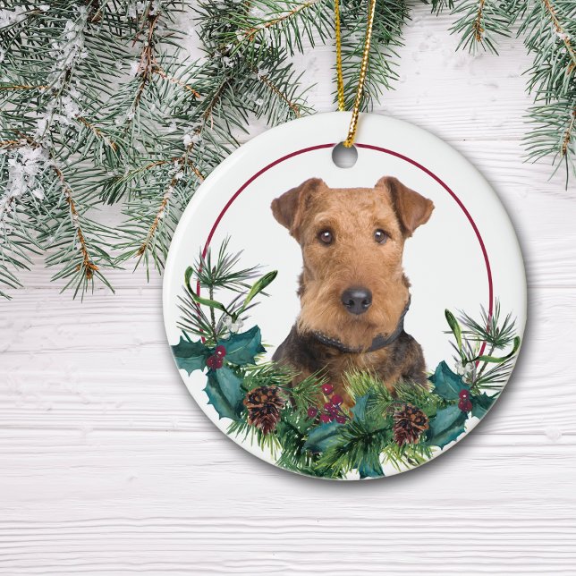 Ornamento De Cerâmica Airedale Terrier Evergreen Berry Wreath (Criador carregado)