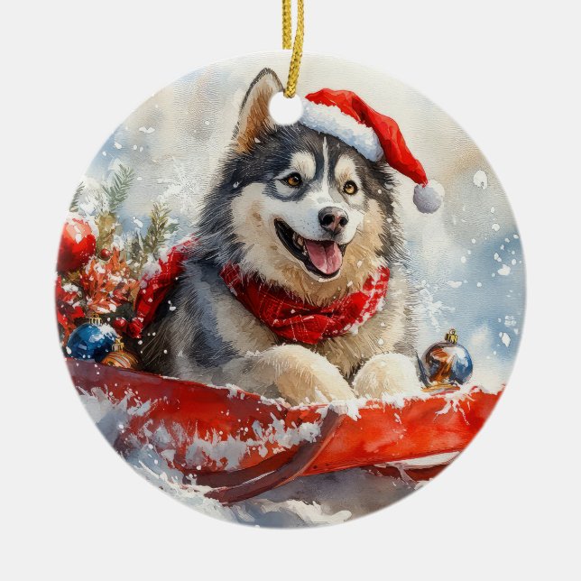 Ornamento De Cerâmica Alaskan Malamute em Sledge Deixe-o nevar no Natal (Frente)