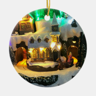Ornamento De Cerâmica Aldeia da montanha nostálgica contra a cena da ne