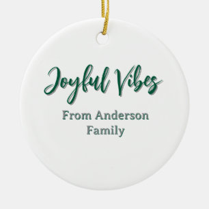 Ornamento De Cerâmica Alegria vibe o nome da família de Natal verde