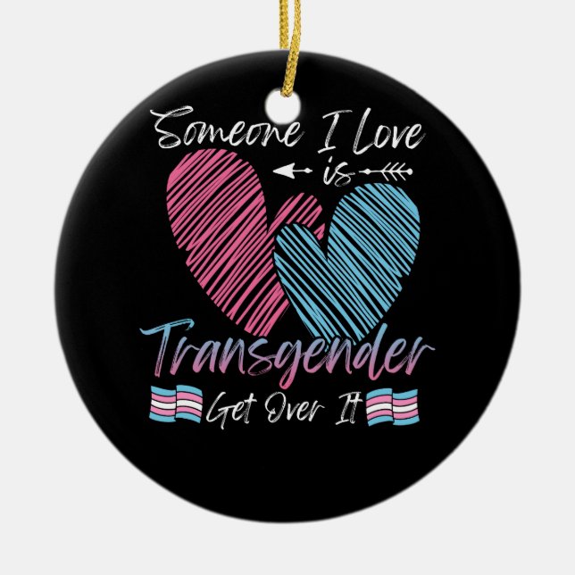 Ornamento De Cerâmica Alguém Que Eu Amo É O Transgênero Trans Flag LGBTQ (Frente)