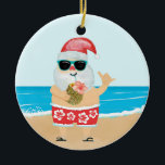 Ornamento De Cerâmica Aloha Havaiano Papais noeis — Natal Tropical Beach<br><div class="desc">O ornamento de Natal apresenta Papais noeis bonitinhos numa praia tropical vestindo shorts de impressão brancos e vermelhos do Havaí com padrão de hibisco,  pegando um abacaxi e piscando o sinal de Aloha. Estoque da KL original</div>