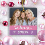Ornamento De Cerâmica Ama Sua Avó | Bloco Cor Rosa Duas Fotografias<br><div class="desc">Esta moda e na moda de natal apresenta duas fotos de você e sua avó,  com blocos de cores modernos em roxo rosa e lavanda com tipografia escrita branca e escrita à mão e corações bonitinhos. O ornamento diz "nós te amamos avó".</div>