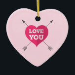 Ornamento De Cerâmica Ame-Te Ornament Round<br><div class="desc">Amo-te de coração cor-de-rosa com as setas dos cupidos.</div>