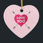Ornamento De Cerâmica Ame-Te Ornament Round<br><div class="desc">Amo-te de coração cor-de-rosa com as setas dos cupidos.</div>