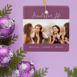 Ornamento De Cerâmica Amigos para a vida foto nomes roxos<br><div class="desc">Um presente para o(s) seu(s) melhor(s) amigo(s) para aniversários,  Natal ou evento especial. Texto: Amigos para a Vida,  escrito com um script de estilo com letra de tendência. Personalize e use sua própria foto e nomes. Um fundo púrpura chique,  cor de ameixa.</div>
