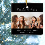 Ornamento De Cerâmica Amigos sempre negros nomes de fotos<br><div class="desc">Um presente para o(s) seu(s) melhor(s) amigo(s) para aniversários,  Natal ou evento especial. Texto branco: Melhores Amigos para sempre,  escrito com um script de estilo com letra de tendência. Personalize e use sua própria foto e nomes. Um fundo preto chic.</div>