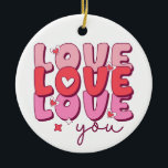 Ornamento De Cerâmica Amor Ama Você Coração Romântico<br><div class="desc">Love Love You Romantic Heart Typografia Ornaments apresenta o texto "Love Love Love Love You" em moderno roteiro tipográfico rosa,  vermelho e roxo acentuado com bonitinhos doces. Criado por feriados Evco www.zazzle.com/store/evcoholidays</div>