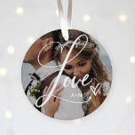 Ornamento De Cerâmica Amor com Script Elegante | Duas fotos com coração<br><div class="desc">Este belo Enfeites de natal apresenta a palavra "Amor" em um roteiro elegante e suave de caligrafia, com duas de suas fotos favoritas e um coração manuscrito. Você pode adicionar suas iniciais ou monograma, ou o nome de qualquer pessoa amada como sua mãe, avó, família ou esposa. Também faz a...</div>