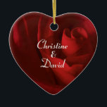 Ornamento De Cerâmica Amor como uma Rosa vermelha personalizada<br><div class="desc">Adaptada de uma pintura original de óleo digital,  esta rosa vermelha profunda evoca pensamentos de amor e romance. Comemore sua data de noivado,  data de casamento ou outra data especial com este ornamento personalizado. Faz uma maravilhosa ideia de presente para um casal especial.</div>