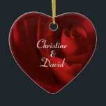 Ornamento De Cerâmica Amor como uma Rosa vermelha personalizada<br><div class="desc">Adaptada de uma pintura original de óleo digital,  esta rosa vermelha profunda evoca pensamentos de amor e romance. Comemore sua data de noivado,  data de casamento ou outra data especial com este ornamento personalizado. Faz uma maravilhosa ideia de presente para um casal especial.</div>
