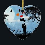 Ornamento De Cerâmica Amor da silhueta<br><div class="desc">A cena romântica do luar de um casal mostrado em silhueta que beija guardarando o coração deu forma a balões. Alternativo aos enfeites de natal tradicionais.</div>