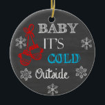 Ornamento De Cerâmica Amor É Frio Fora da Ornação do Chalkboard<br><div class="desc">Querida,  é frio fora do quadro. Segure na Árvore de Natal ou dê como presente. As imagens utilizadas neste item estão oficialmente licenciadas / © Graphics Factory.com</div>