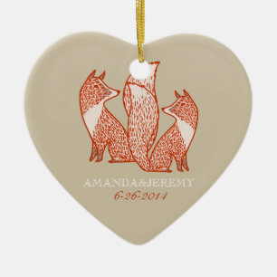 Ornamento De Cerâmica Aniversário da Rust Red e da Ivory Foxes