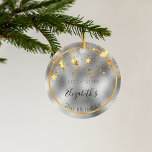 Ornamento De Cerâmica Aniversário de ouro prateado brilhante estrelas am<br><div class="desc">Um fundo metálico falso prateado com estrelas ouros pingando. Um fino quadro de ouro falso. Na frente: Personalize e adicione uma data, um nome e uma idade. O nome é escrito em preto com um moderno estilo escrito à mão. Back: o texto "Parabéns" e seus nomes. Perfeito como 21 ruas...</div>