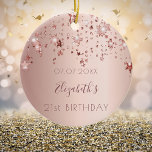 Ornamento De Cerâmica Aniversário, estrelas cor-de-rosa rosa dourado, de<br><div class="desc">Um ornamento para uma aniversário de 21 anos feminina e glamourosa como presente de seus amigos ou pais. Um fundo rosa dourado, gradiente rosa com estrelas gotas rosa douradas. Na frente: Personalize e adicione uma data, um nome e uma idade. O nome é escrito em ouro rosa escuro com um...</div>