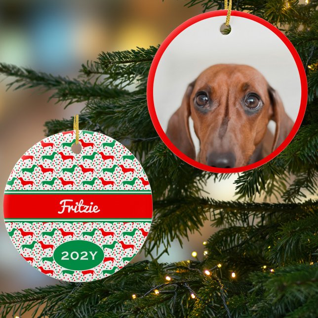 Ornamento De Cerâmica Ano de Foto Personalizado Dachshund (Personalized Photo Ornament. Cute Red and Green Dachshund pattern with Name Year on the back)