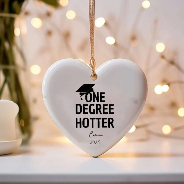 Ornamento De Cerâmica Anúncio de Graduação Engraçado Mais Quente (One Degree Hotter Funny Graduation Announcement Ceramic Ornament)
