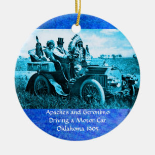 ORNAMENTO DE CERÂMICA APACHES E GERONIMO CONDUZINDO UM CARRO A MOTOR