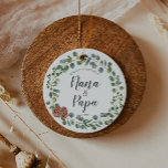 Ornamento De Cerâmica Apelidos personalizáveis Primeiro Natal como Avós<br><div class="desc">Primeiro Natal como Nana e Papa - personalizável com seus próprios apelidos pessoais para vovó e vovô. 
Celebrar os novos avós com esta coroa verde-aquática moderna com folhas de eucalipto azul e verde.</div>