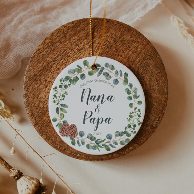 Ornamento De Cerâmica Apelidos personalizáveis Primeiro Natal como Avós (Criador carregado)