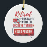 Ornamento De Cerâmica Aposentado Trabalhador Postal Funny Mailman<br><div class="desc">Um presente de despedida bonito e engraçado para um colega de trabalho que acabou de terminar o seu último turno depois de muitos anos de serviço a entregar correio, encomendas e presentes de Natal através da neve, granizo, chuva e mau tempo. Trabalhador postal aposentado Adeus Tensão Alô Pressão parando presentes...</div>