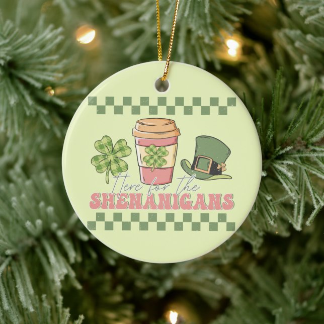 Ornamento De Cerâmica Aqui Para Os Shenanigans (Árvore)