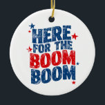 Ornamento De Cerâmica Aqui pelo Patriótico Boom 4 de julho<br><div class="desc">Aqui para o Dia da Independência Patriótica 4 de julho</div>