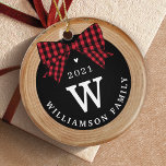 Ornamento De Cerâmica Arco de Buffalo Vermelho Monograma e Fatia de Made<br><div class="desc">Adicione um encanto rústico à sua árvore de Natal com nosso ornamento de monograma falso da família apresentando um fundo falso rústico de madeira decorado com um arco de xadrez vermelha de búfalo. Personalize com seu monograma familiar, nome e ano. O verso apresenta um lugar para adicionar a foto da...</div>